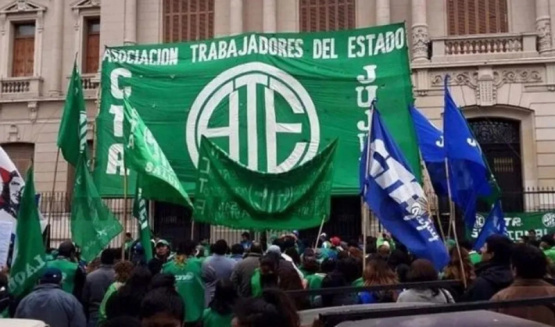 Gobierno elimina el Día del Empleado Público: ¡La Justicia reacciona y desata la polémica!